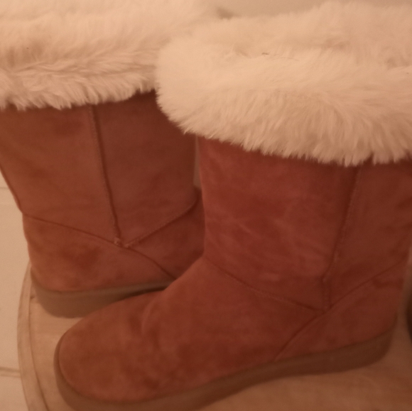 Boot's - Picture 6 of 6